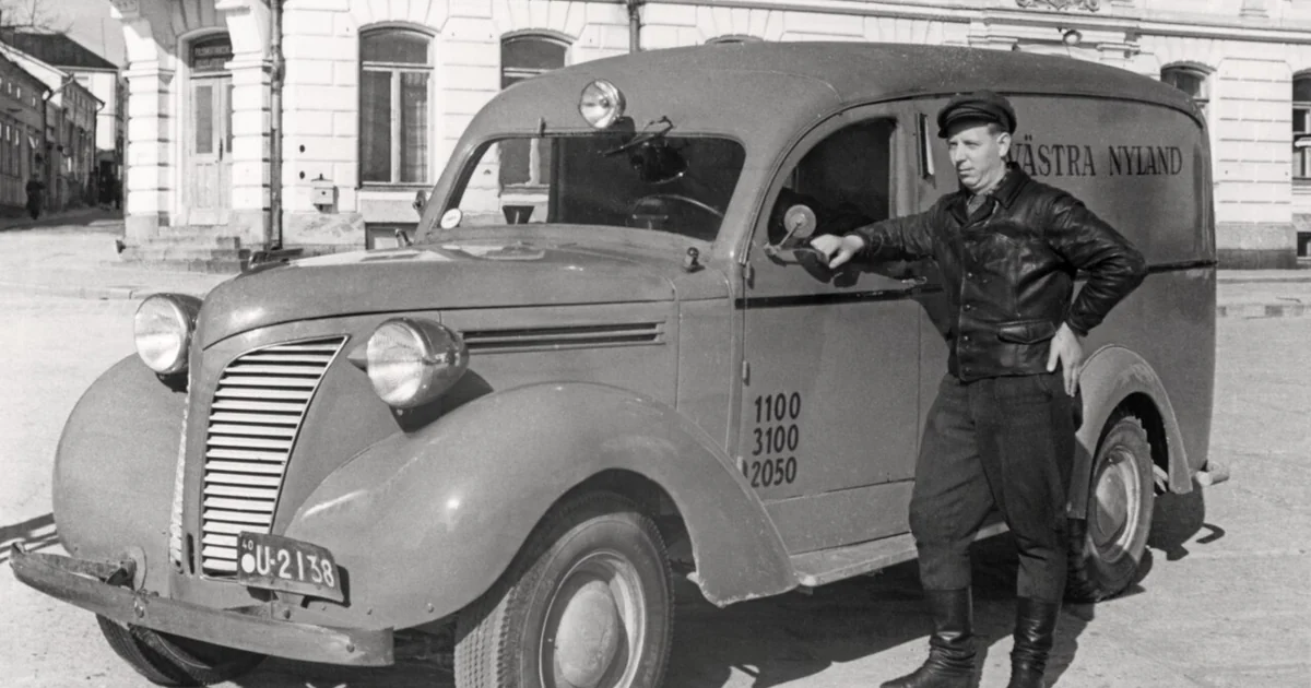Newspaper Västra Nyland - Tammisaari Printing House. In the picture Åke Westerlund and the first car of the printing house.